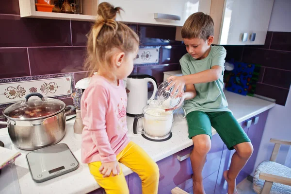Дети Готовят Кухне Счастливые Детские Моменты Брат Сестрой Вместе — стоковое фото