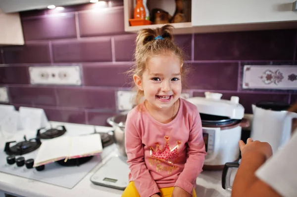 Дети Готовят Кухне Счастливые Детские Моменты — стоковое фото