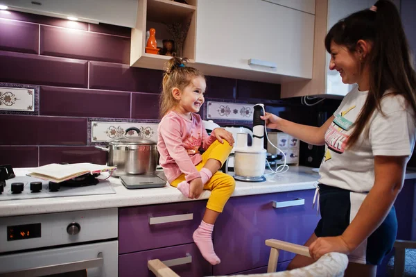 Мать Дочкой Готовят Кухне Счастливые Детские Моменты — стоковое фото
