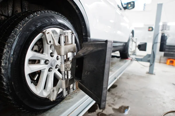American Suv Car Stand Wheels Alignment Camber Check Workshop Service — Foto de Stock