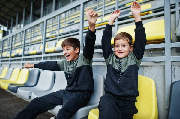 Dois Irmãos Apoiam Sua Equipe Favorita Sentados Pódio Esportivo Estádio — Fotografia de Stock