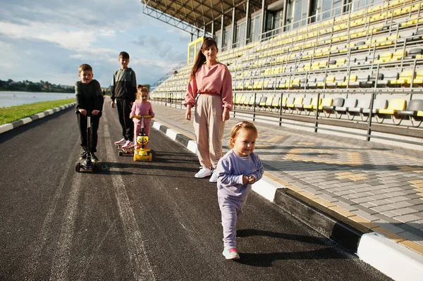 Junge Stilvolle Mutter Mit Vier Kindern Freien Sportfamilie Verbringt Freizeit — Stockfoto