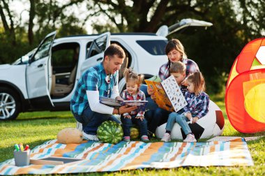Aile birlikte vakit geçiriyor. Üç çocuk. Açık hava piknik battaniyesi.