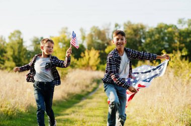 ABD bayrağıyla koşan iki kardeş. Amerika tatili. Ülkenin çocukları olmaktan gurur duyuyorum..