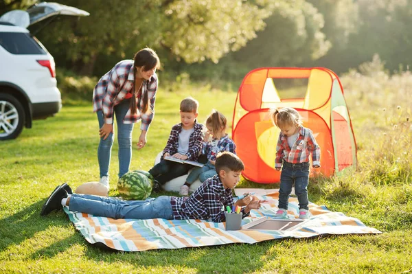 Family Spending Time Together Mother Four Kids Outdoor Picnic Blanket — Fotografie, imagine de stoc