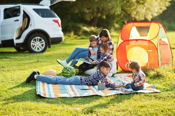 Family Spending Time Together Mother Four Kids Outdoor Picnic Blanket — 스톡 사진