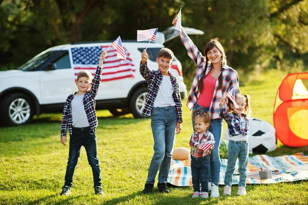 Familia Americana Pasando Tiempo Juntos Con Banderas Contra Gran Coche — Foto de Stock