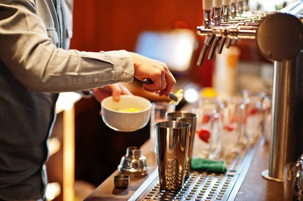 Barman Making Alcohol Cocktail Restaurant — 图库照片