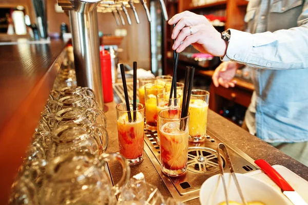 Barman Making Alcohol Cocktail Restaurant — 图库照片