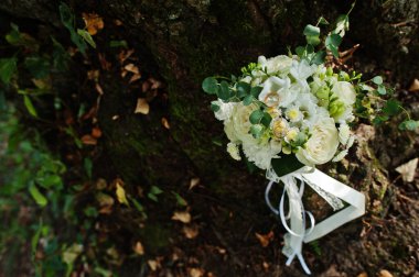 Beautiful tender wedding bouquet and rings. 