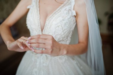 Bride wear ring. Wedding details style. 