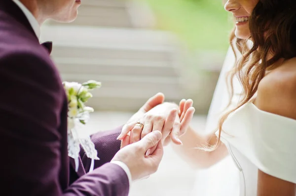 Νύφη Και Γαμπρός Κρατιούνται Χέρι Χέρι Από Κοντά Ευτυχισμένη Μέρα — Φωτογραφία Αρχείου
