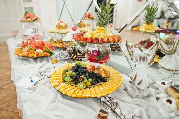 Beautiful Wedding Candy Bar Sweets Fruits Food Wedding Banquet Table —  Fotos de Stock