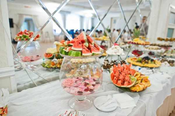 Beautiful Wedding Candy Bar Sweets Fruits Food Wedding Banquet Table — Zdjęcie stockowe