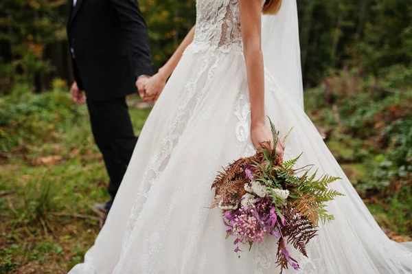 Bride Groom Holding Beautiful Tender Wedding Bouquet — Fotografia de Stock