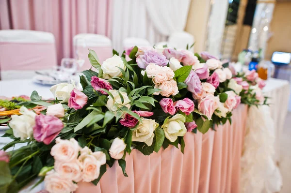 Rose Flowers Bouquet Wedding Table — Zdjęcie stockowe