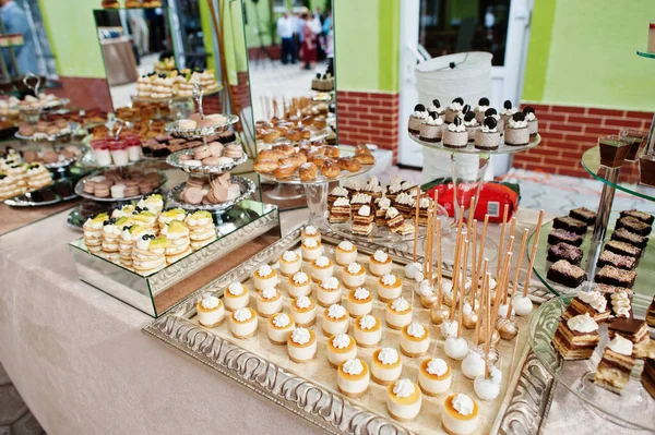 Beautiful Wedding Candy Bar Sweets Fruits Food Wedding Banquet Table — Foto Stock