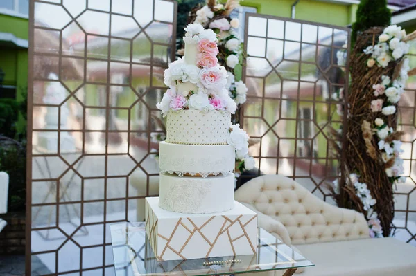 Big Amazing Wedding Cake Flowers — Stock Photo, Image