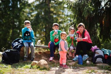 Anne ve dört çocuğu dağlarda dinleniyor. Çocuklarla gezmek ve yürüyüş yapmak. Doğada çay içmek..