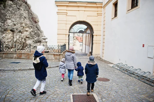 Семейная Прогулка Историческом Замке Микулова Моравия Чехия Старый Европейский Город — стоковое фото