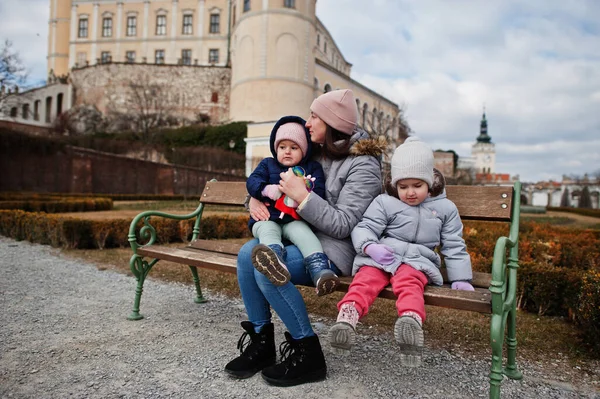 Família Caminhando Histórico Castelo Mikulov Morávia República Tcheca Velha Cidade — Fotografia de Stock