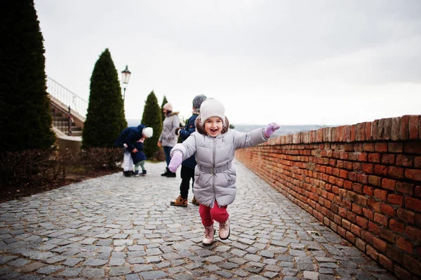 在捷克共和国摩拉维亚历史上的Mikulov城堡的女孩 老欧洲城镇 — 图库照片