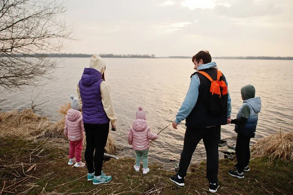 Back Family Three Kids Shore Lake — Fotografia de Stock