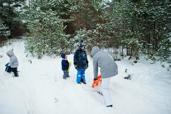Mor Med Tre Barn Vinternaturen Utomhus Snö — Stockfoto