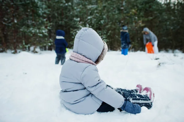 Παιδιά Στη Χειμερινή Φύση Εξωτερικές Πόρτες Στο Χιόνι — Φωτογραφία Αρχείου