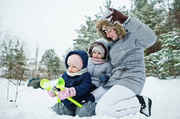 Мати Двома Доньками Дівчатами Зимовій Природі Відкритому Повітрі Снігу — стокове фото