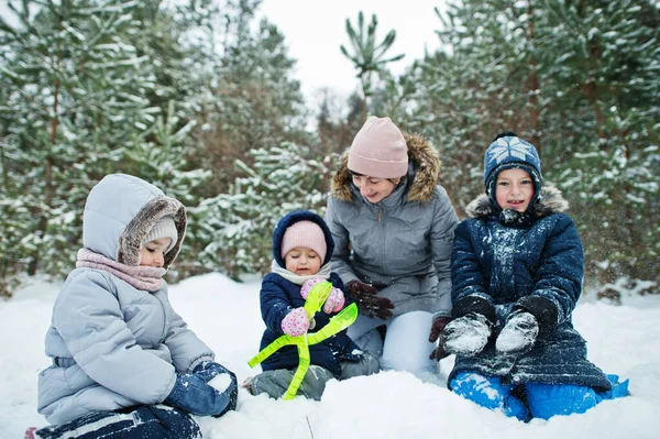 Mother Three Children Winter Nature Outdoors Snow — Stockfoto