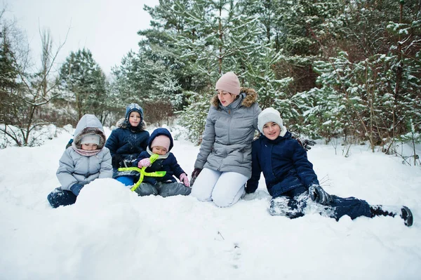 Μητέρα Τέσσερα Παιδιά Στη Χειμερινή Φύση Εξωτερικές Πόρτες Στο Χιόνι — Φωτογραφία Αρχείου
