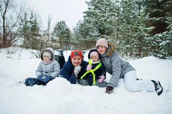 Pai Mãe Com Duas Filhas Natureza Inverno Livre Neve — Fotografia de Stock