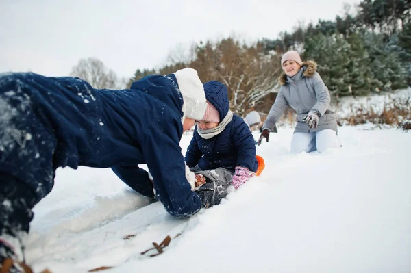 Mother Playing Children Winter Nature Outdoors Snow — Zdjęcie stockowe