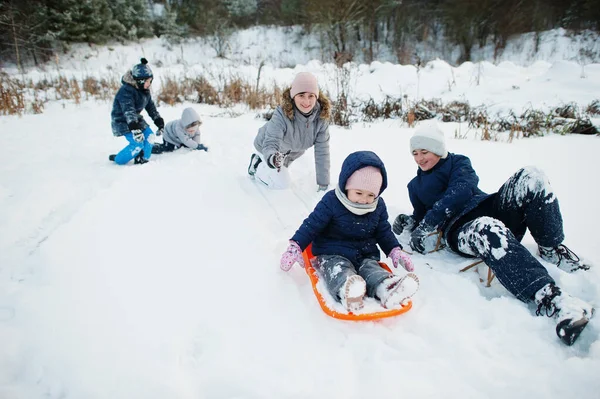 Mother Playing Children Winter Nature Outdoors Snow — Zdjęcie stockowe