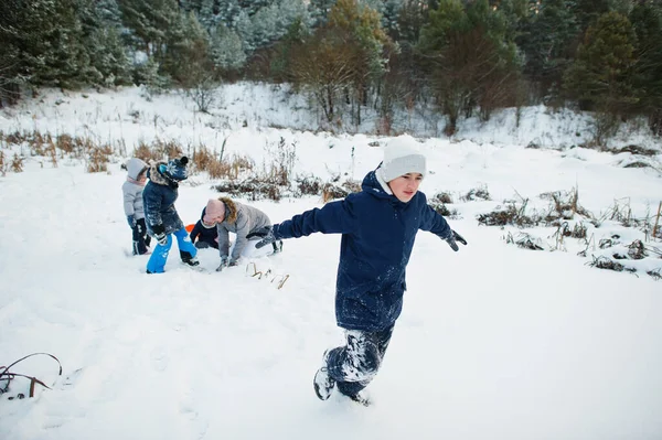 Μητέρα Παίζει Παιδιά Στη Χειμερινή Φύση Εξωτερικές Πόρτες Στο Χιόνι — Φωτογραφία Αρχείου