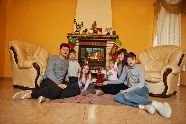 Szczęśliwa Młoda Duża Rodzina Domu Przy Kominku Ciepłym Salonie Zimowy — Zdjęcie stockowe