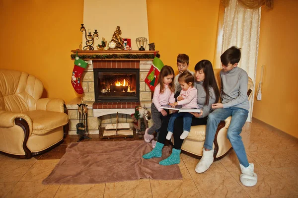 Happy Young Large Family Fireplace Warm Living Room Winter Day — Zdjęcie stockowe