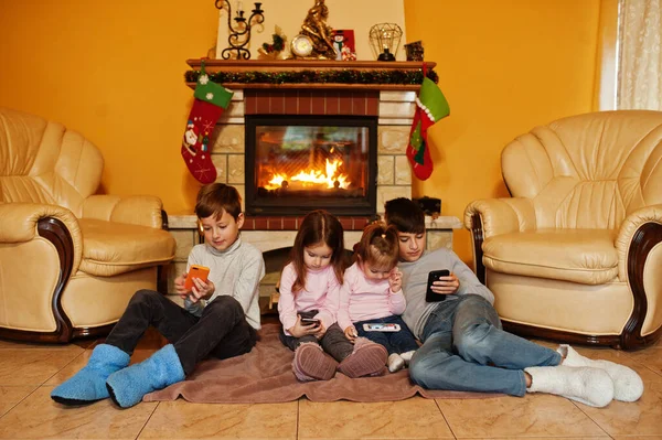 Feliz Cuatro Niños Viendo Ellos Teléfono Móvil Casa Junto Una —  Fotos de Stock