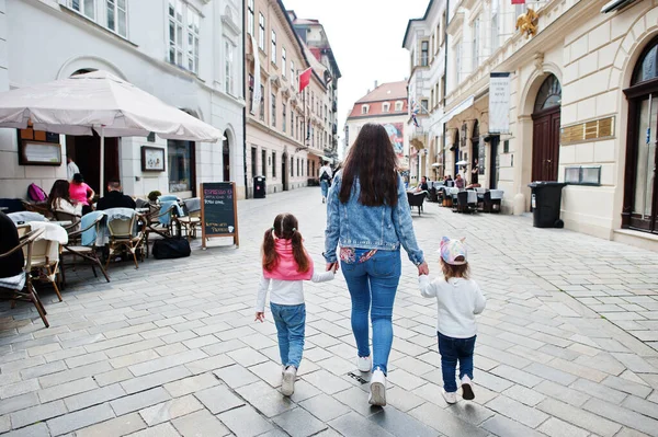 Powrót Matki Córkami Spacerujących Ulicy Bratysławy Słowacja — Zdjęcie stockowe