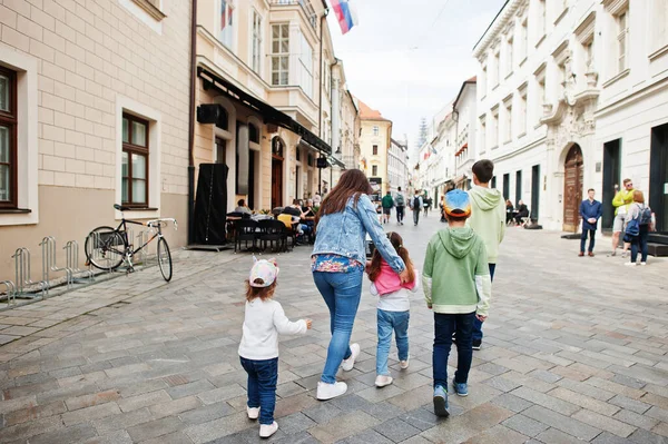 Madre Con Niños Caminando Por Calle Bratislava Eslovaquia — Foto de Stock