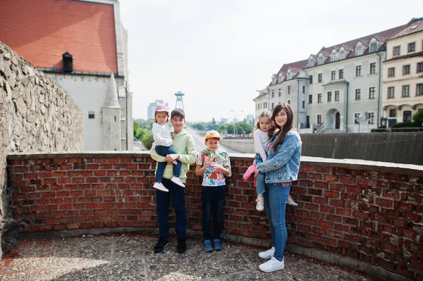 Matka Dziećmi Widok Ulicy Bratysława Słowacja — Zdjęcie stockowe