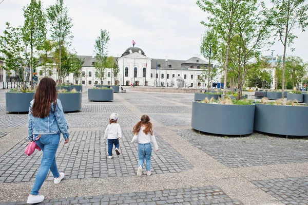 Mother Kids Walking Grassalkovich Palace Bratislava Europe Residence President Slovakia — Stock Photo, Image