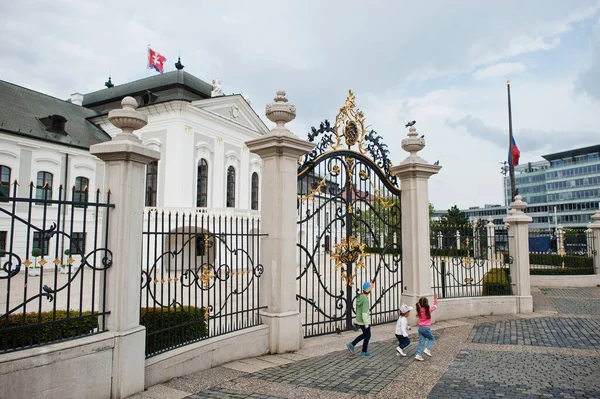 Kinder Beim Spaziergang Grassalkovich Palace Bratislava Europa Residenz Des Präsidenten — Stockfoto