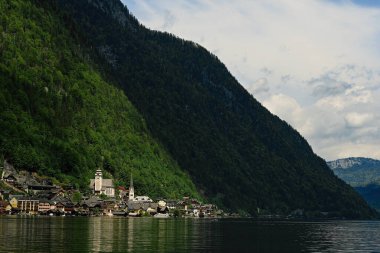 Avusturya Alpleri 'ndeki ünlü Hallstatt dağ köyünün manzarası, Salzkammergut bölgesi, Avusturya.