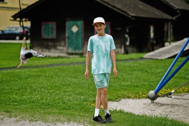 Avusturya Hallstatt 'te çocuk oyun alanında oynuyor..