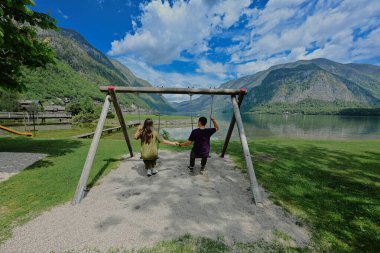 Hallstatt, Avusturya 'da el ele tutuşan çift.