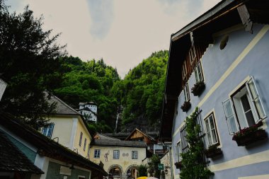 Şelale ünlü eski kasaba Hallstatt, Salzkammergut, Avusturya
