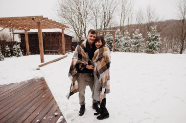 Çiftler kış günü battaniyelerini örterek birbirlerine aşık olurlar..