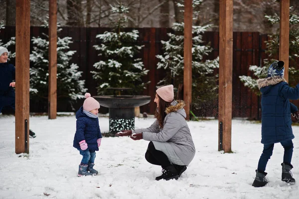 Mama Atractivă Fiica Ziua Iarnă — Fotografie, imagine de stoc